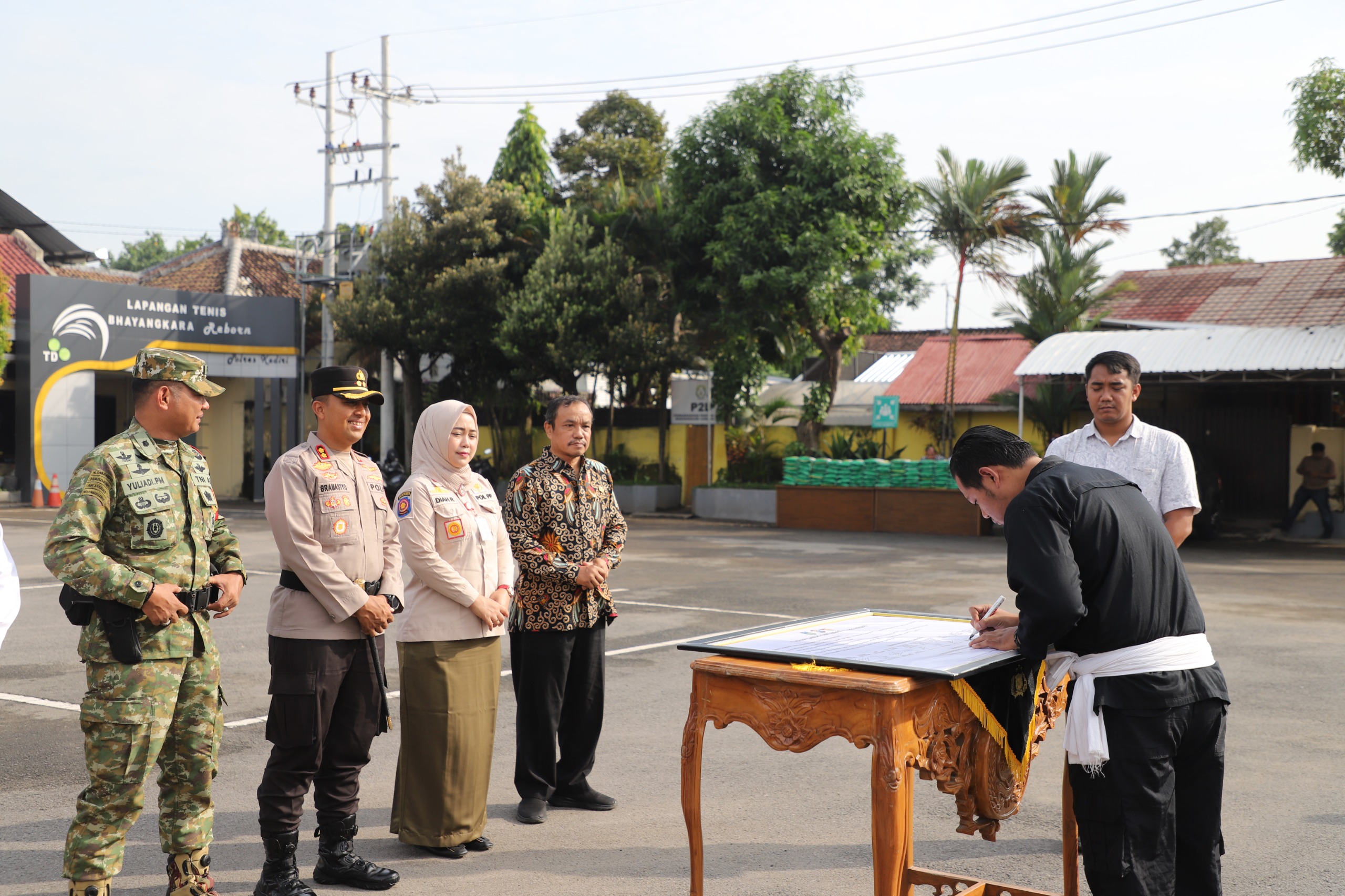 Kapolres Kediri pimpin apel besar sambut may day.