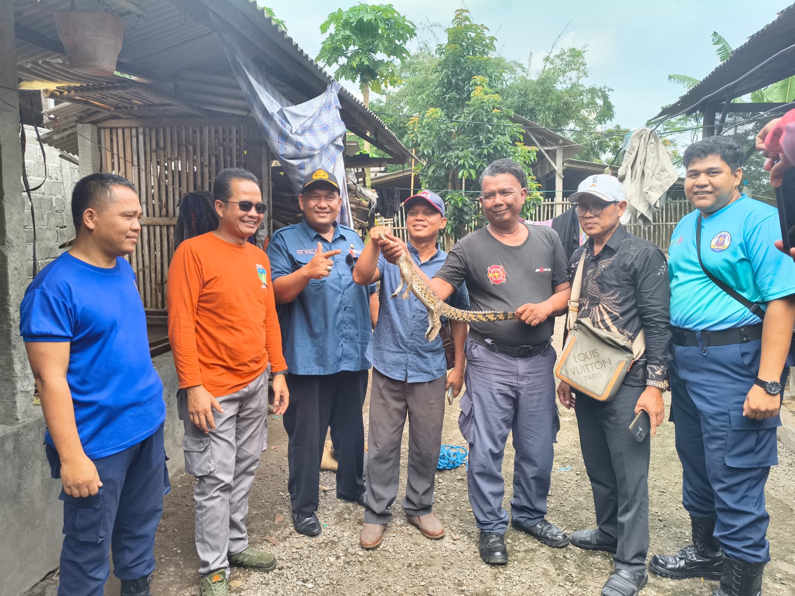 Tim Damkar Kabupaten Kediri Pos Ngadiluwih amankan buaya di pemukiman warga.