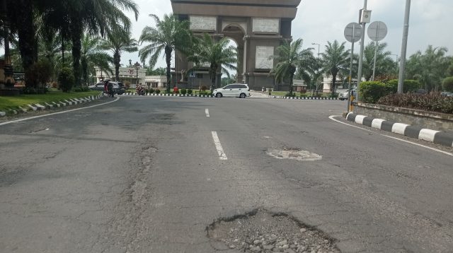 Awas! Waspada Lubang Maut di Seputar Monumen SLG