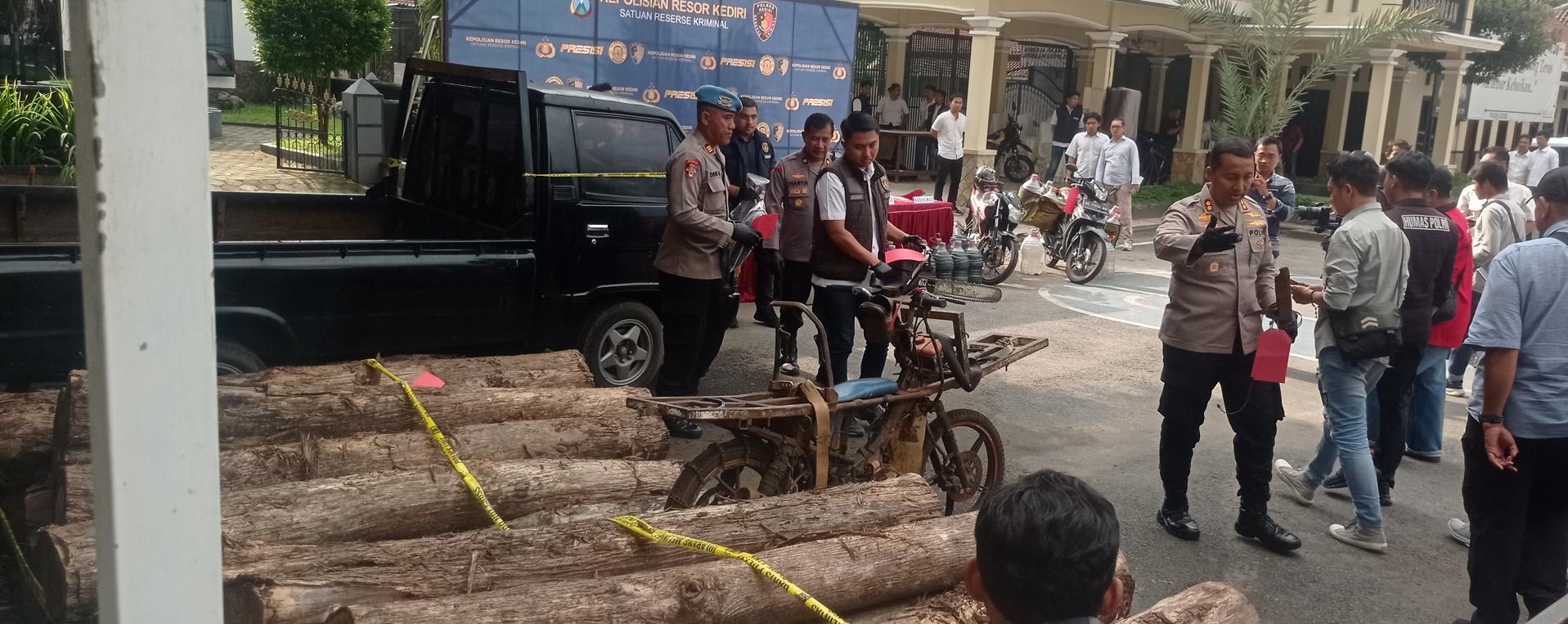 Polisi ungkap kasus ilegal logging dan ungkap kasus BBM.