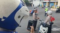 Petugas Satlantas Polres Tulungagung saat menggunakan perangkat ETLE Handheld untuk melakukan penindakan pada pelanggar.