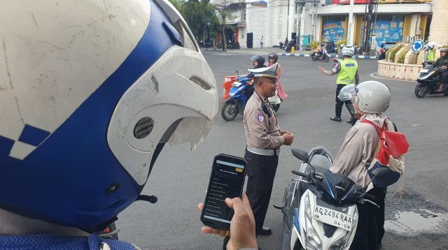 Petugas Satlantas Polres Tulungagung saat menggunakan perangkat ETLE Handheld untuk melakukan penindakan pada pelanggar.