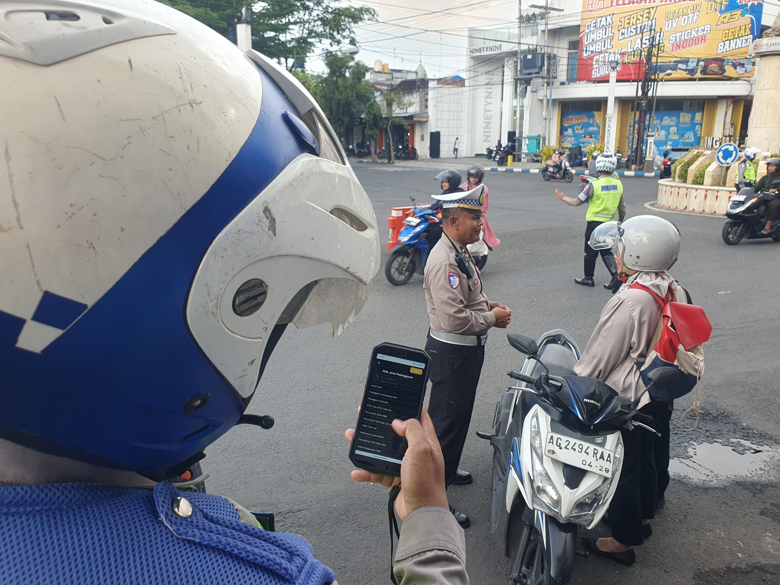 Petugas Satlantas Polres Tulungagung saat menggunakan perangkat ETLE Handheld untuk melakukan penindakan pada pelanggar.