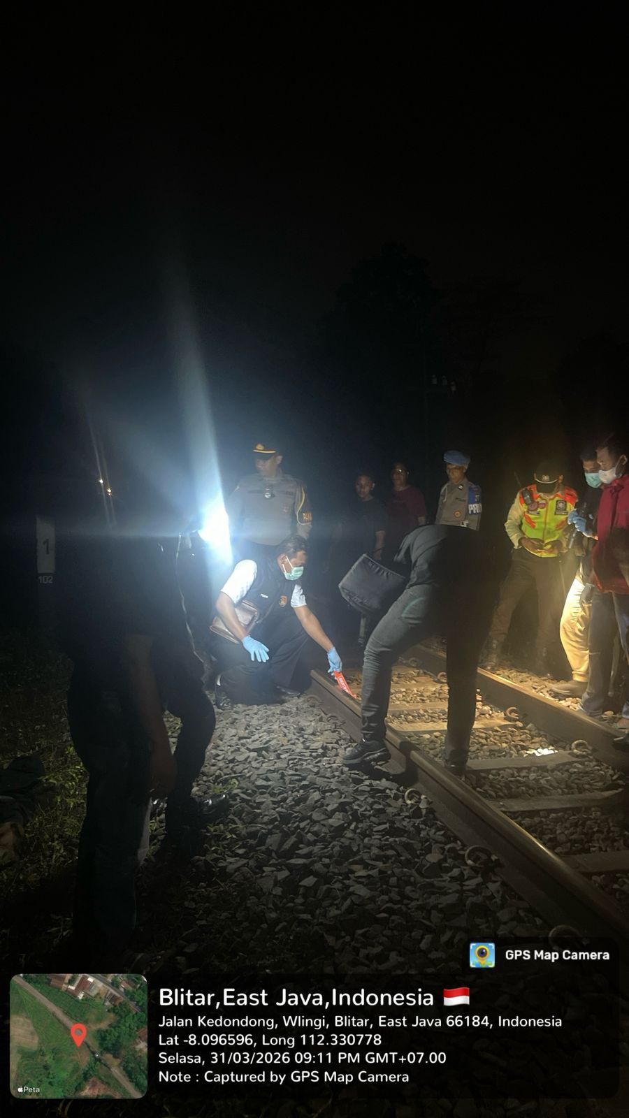 Gempar, Warga Klemunan Nekat Tiduran di Atas Rel KA Berujung MD