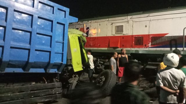 Lagi, Usai Bekasi, Giliran Blitar, Truk Sarat Muatan Pasir Tertabrak KA di Palang Pintu, Dipicu Mesin Mati