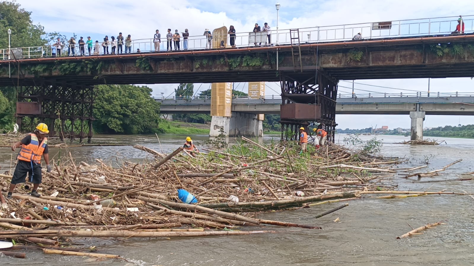 Peduli Cagar Budaya, Pemkot Kediri Gelar Pembersihan Jembatan  Lama