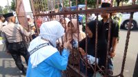Isak tangis para pengantar jamaah haji saat masuk ke dalam Pendopo Kabupaten Jombang.