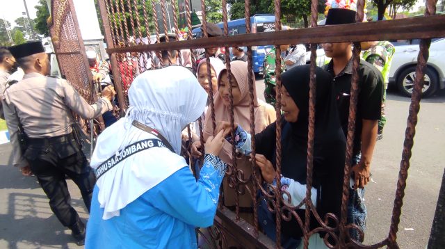 Isak tangis para pengantar jamaah haji saat masuk ke dalam Pendopo Kabupaten Jombang.