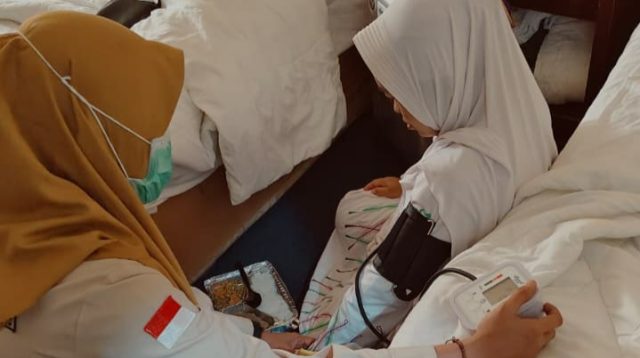 Para jamaah haji asal Jombang ketika dilakukan pemeriksaan kesehatan di Hotel Majed Al Harthi Syisyah di Makkah, Saudi Arabia sebelum menunaikan wukuf.