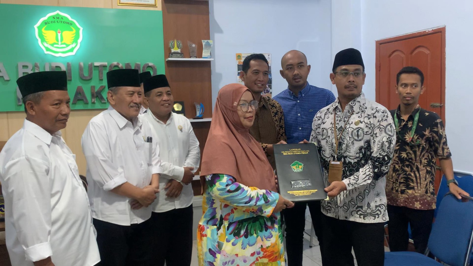 Salah satu wali murid sekolahan di Yayasan Pendidikan Budi Utomo (YPBU) Gadingmangu, Kecamatan Perak, Kabupaten Jombang, akhirnya merasa lega setelah ijasah anaknya keluar dengan ditemani Perwakilan Dewan Pendidikan dan Fraksi PDIP DPRD Jombang di kantor sekolah.
