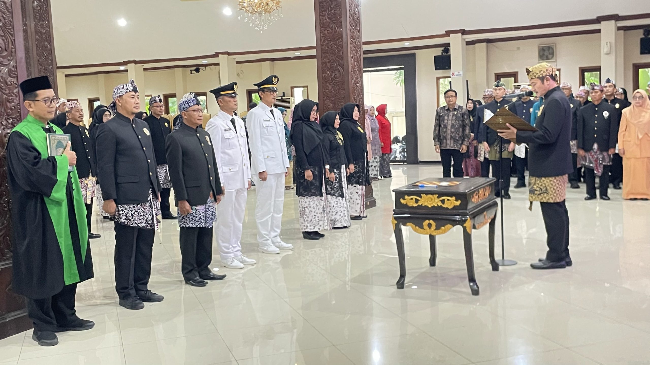 Pelantikan dan pengambilan sumpah jabatan pejabat di lingkungan Pemkab Lamongan.
