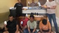 Petugas saat melakukan penggerebekan ke lokasi tempat kos para pelaku.