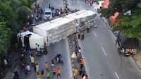 Tangkap layar rekaman dari video tampak  Truk Muatan Sabun Terguling melintang menutup jalan.