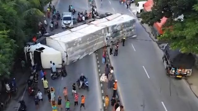 Tangkap layar rekaman dari video tampak  Truk Muatan Sabun Terguling melintang menutup jalan.