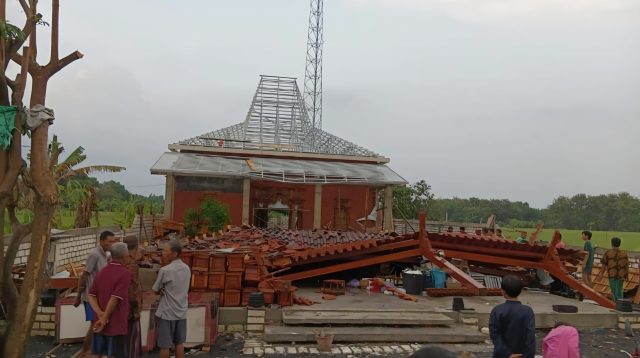 Tampak bangunan rumah Joglo milik Kepala Desa Gondanglor Kecamatan Sugio roboh.