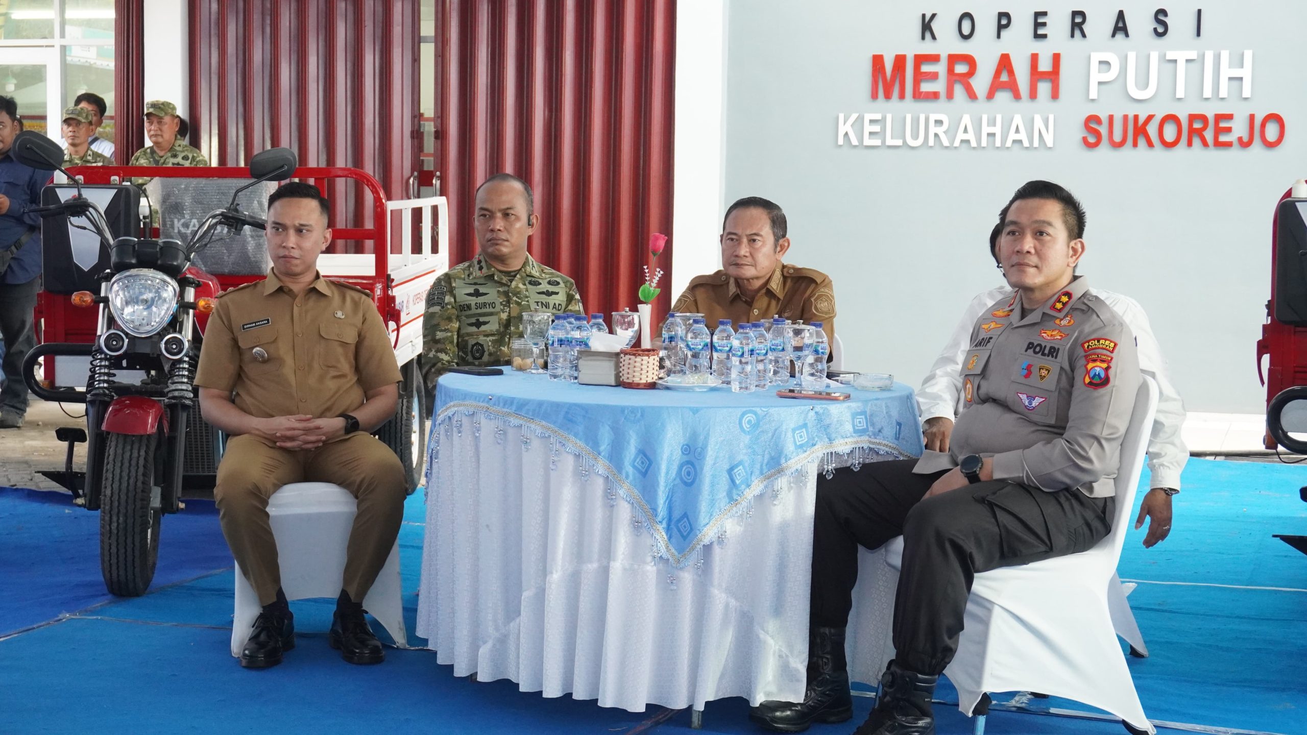 Bupati Lamongan dan Dandim 0812 Lamongan saat peresmian serentak KDKMP oleh Presiden RI Prabowo Subianto.  (foto: istimewa)