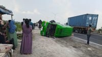 337104 Tampak mobil Elf terguling di JLU Lamongan.
