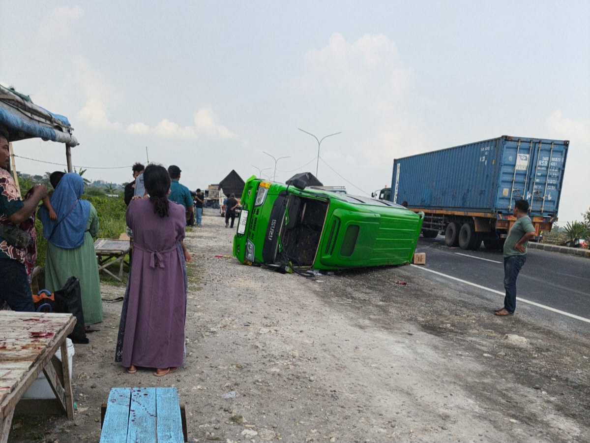 Tampak mobil Elf terguling di JLU Lamongan.