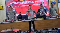 337200 Kapolres Lamongan didampingi Kasatreskrim, Kanit Pidum, dan Kasi Humas Polres Lamongan mengadakan konferensi pers rilis hasil ungkap pencurian mesin diesel.