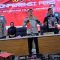 Kapolres Lamongan didampingi Kasatreskrim, Kanit Pidum, dan Kasi Humas Polres Lamongan mengadakan konferensi pers rilis hasil ungkap pencurian mesin diesel.