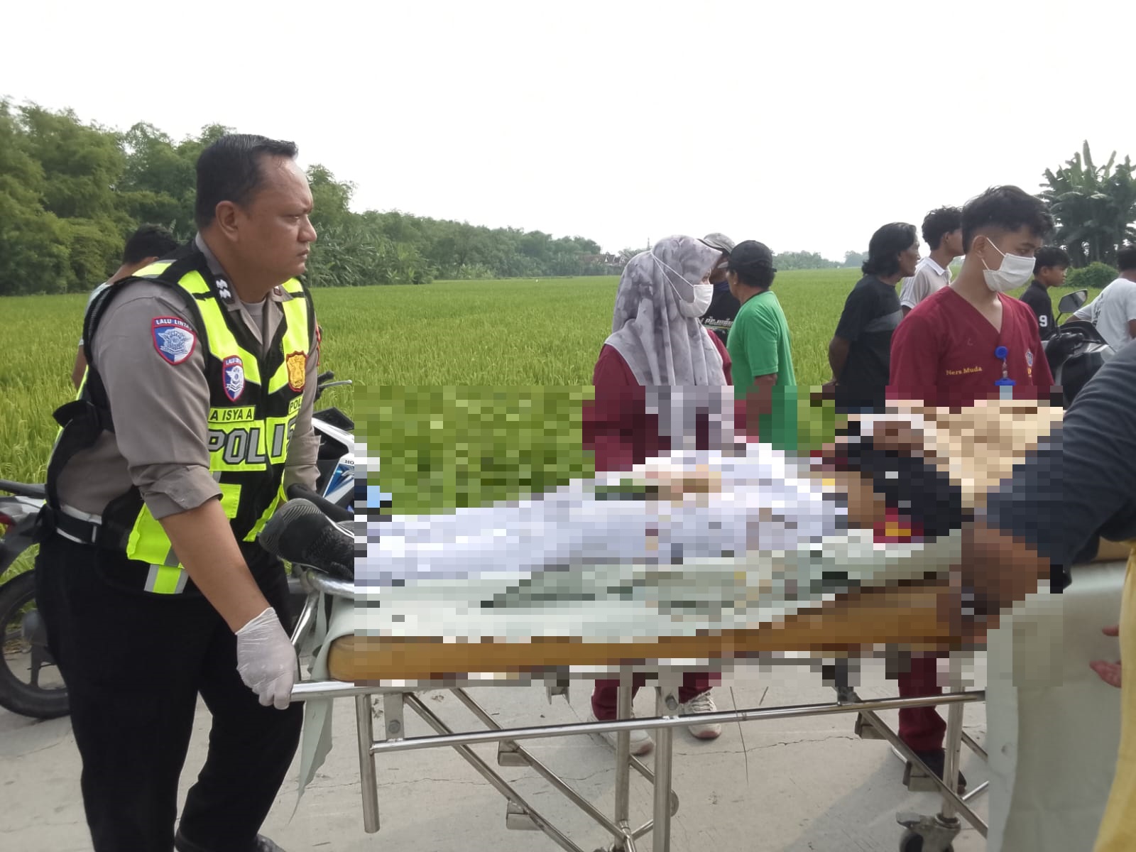 Petugas kepolisian dan medis mengevaluasi korban kecelakan di Jalan  umum jurusan Plembon-  Unisda.