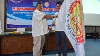 Kartika Asianto Undoyoko menerima bendera POBSI Lamongan.