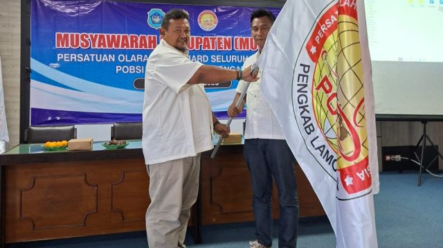 Kartika Asianto Undoyoko menerima bendera POBSI Lamongan.