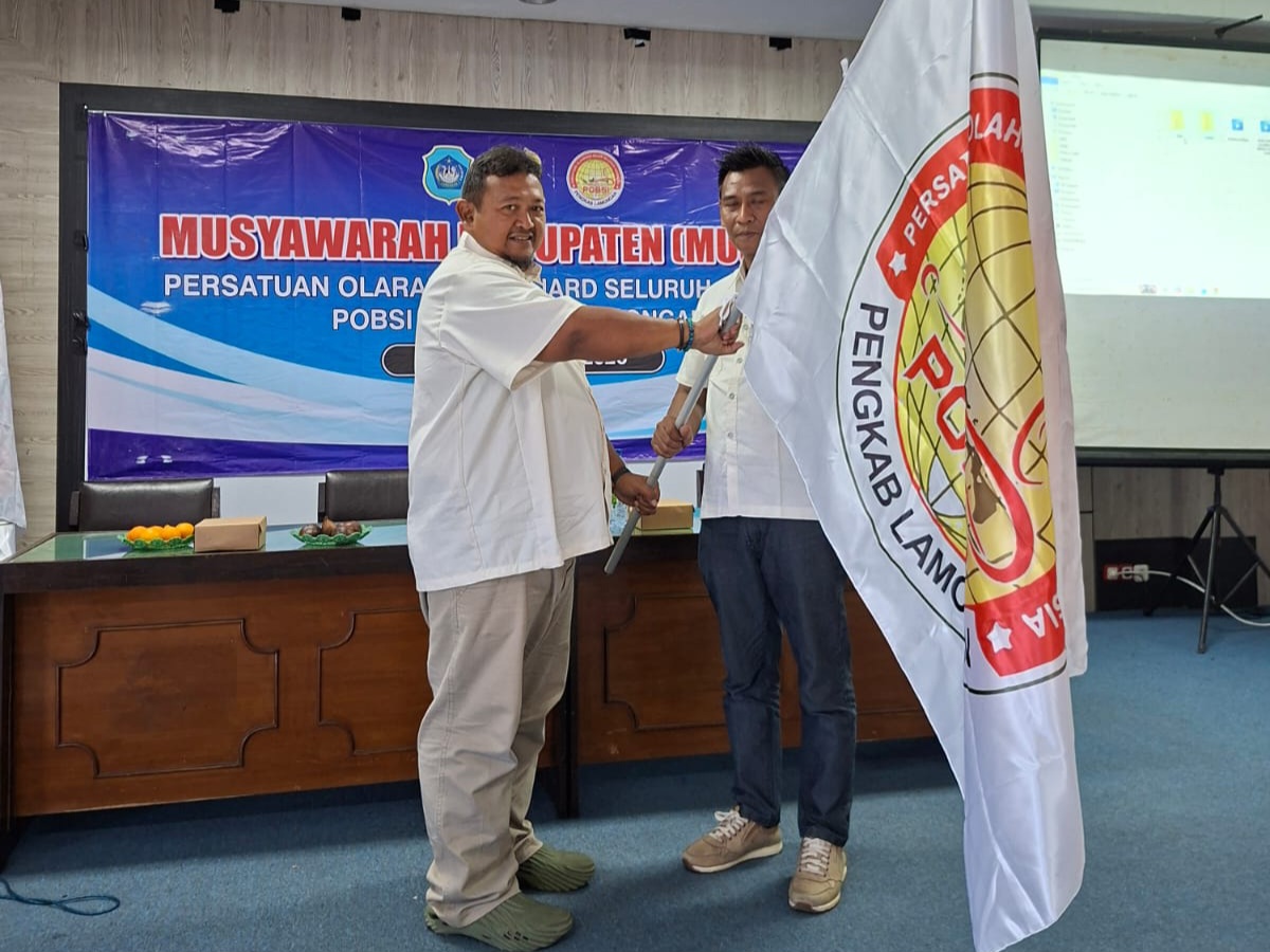 Kartika Asianto Undoyoko menerima bendera POBSI Lamongan.