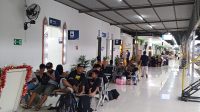Penumpang menunggu kedatangan kereta api di Stasiun Blitar.
