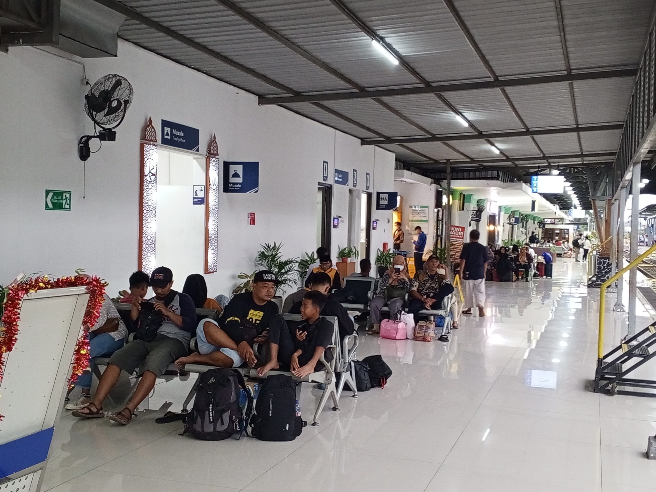 Penumpang menunggu kedatangan kereta api di Stasiun Blitar.