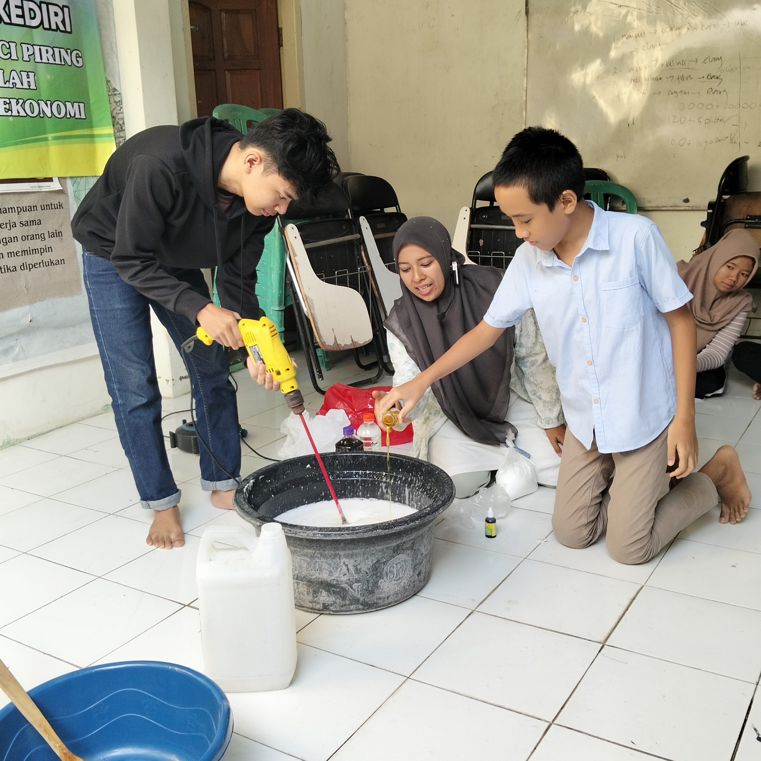 Bolonemase Kota Kediri gandeng PKBM Sunan Kalijaga, bantu anak putus sekolah lewat pelatihan sabun cuci piring.