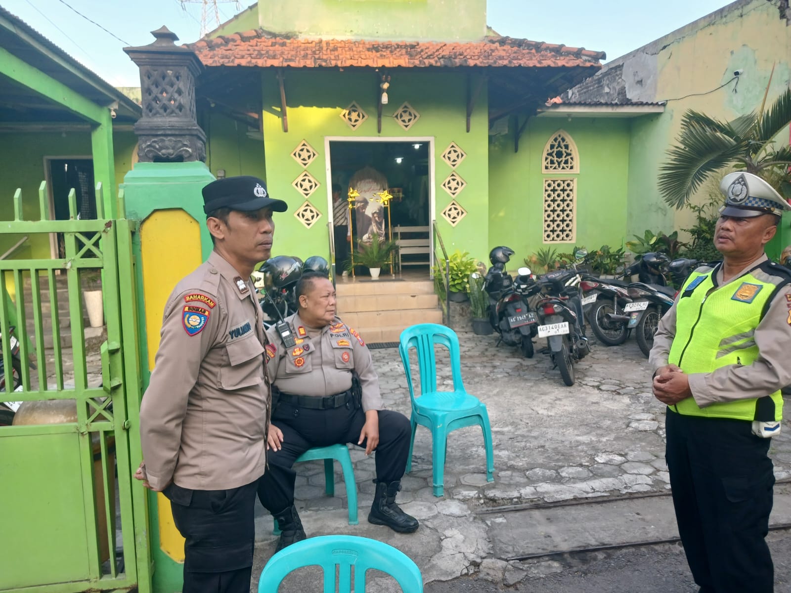Polisi siaga sejak malam, tiga gereja di Kecamatan Pesantren Kota Kediri jalankan ibadah Kenaikan Isa Al Masih.