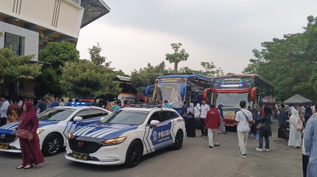 Ratusan jamaah haji Kota Kediri dilepas dari GOR Joyoboyo.