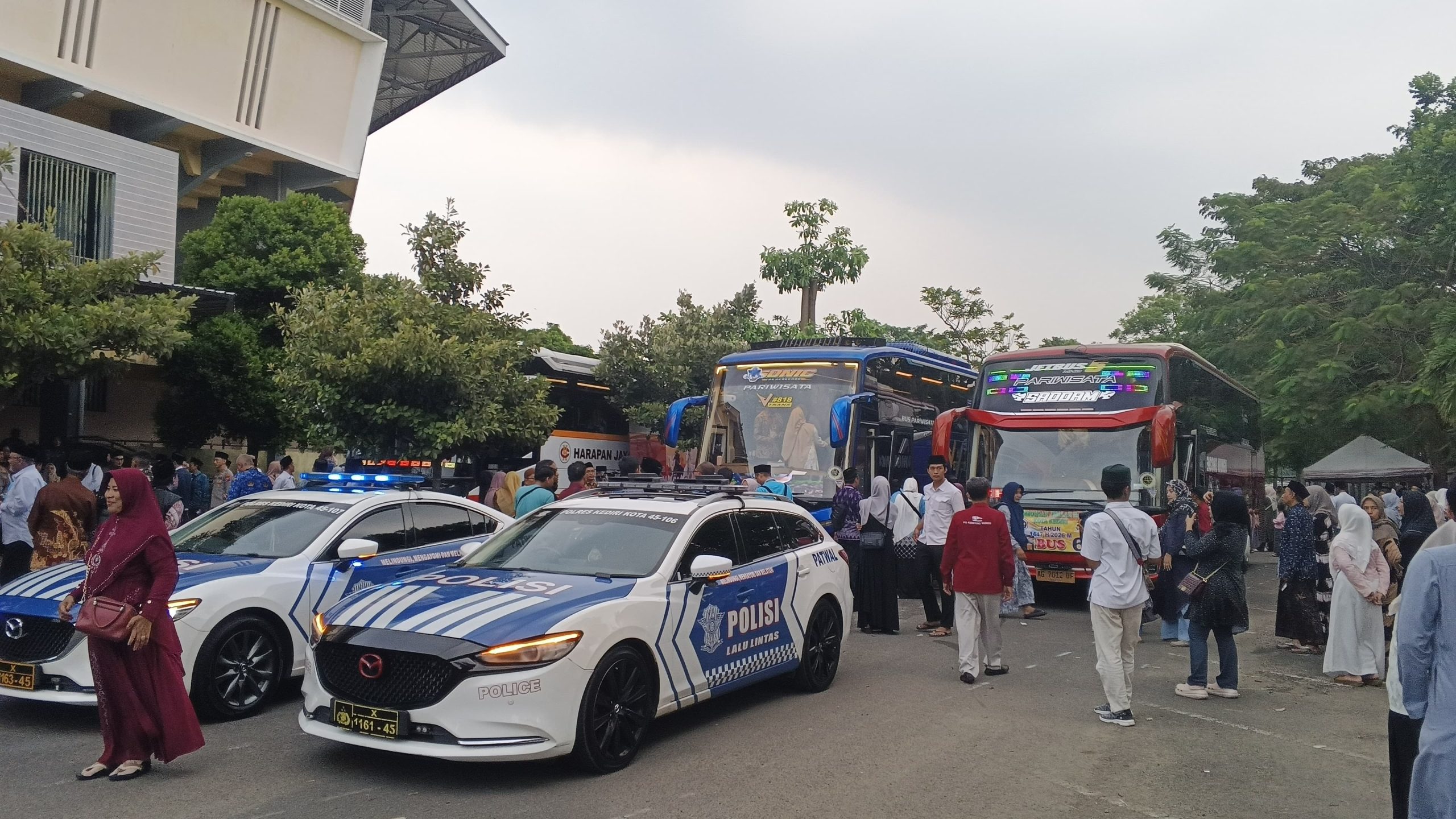 Ratusan jamaah haji Kota Kediri dilepas dari GOR Joyoboyo.