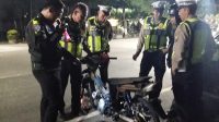 oplus_2 Polres Kediri Kota patroli sasar knalpot brong dan balap liar, motor pretelan diamankan.