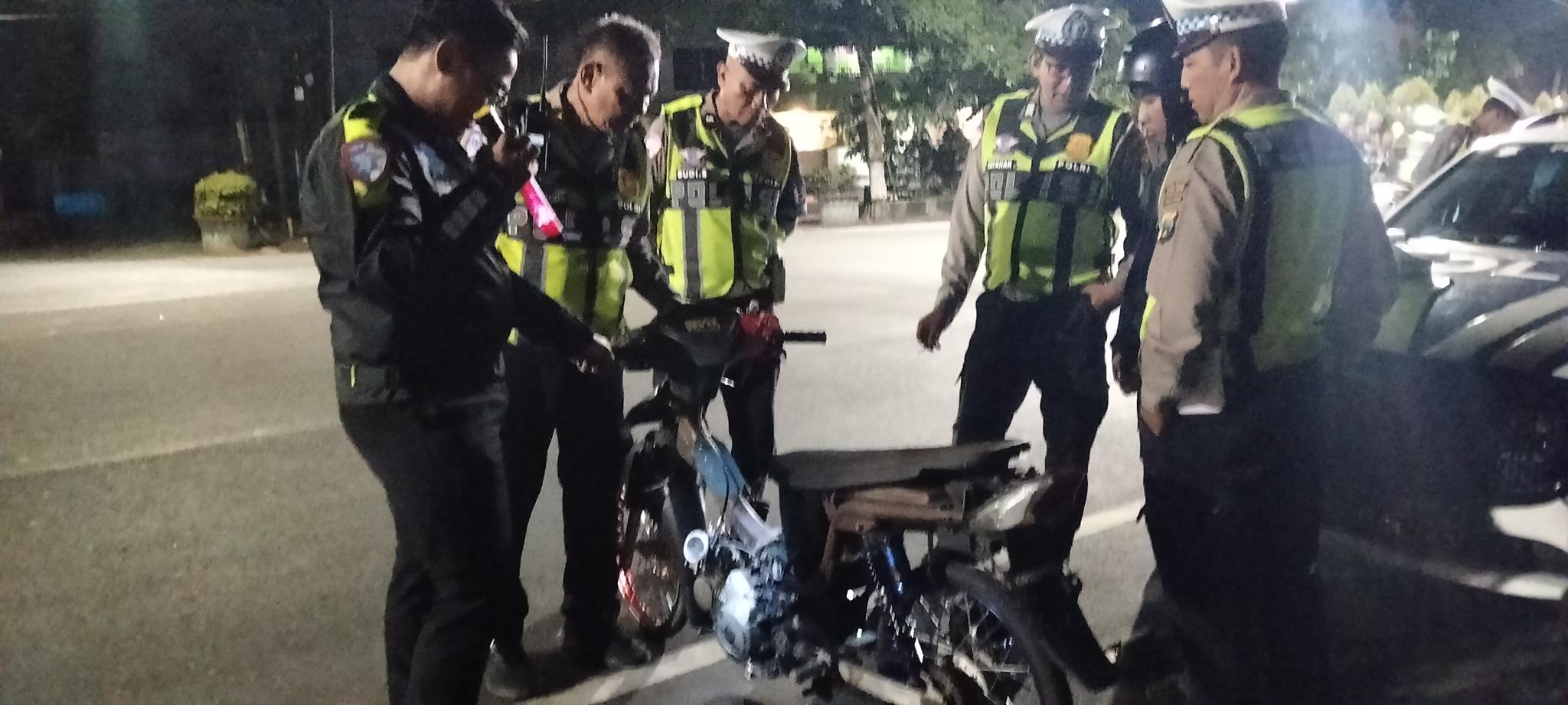 Polres Kediri Kota patroli sasar knalpot brong dan balap liar, motor pretelan diamankan.