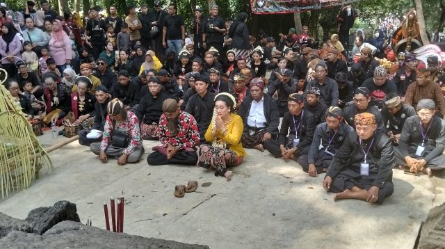 Kirab Eyang Dewi Kilisuci padati jalanan Kediri, budaya leluhur dan ekonomi rakyat bergerak bersama.