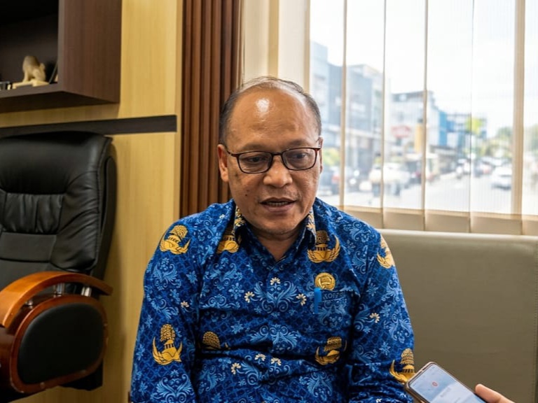 Kepala Dinas Peternakan dan Kesehatan Hewan (DPKH) Tulungagung memberikan keterangan terkait sapi kurban Banpres 2026.(foto: mochammad sholeh sirri)