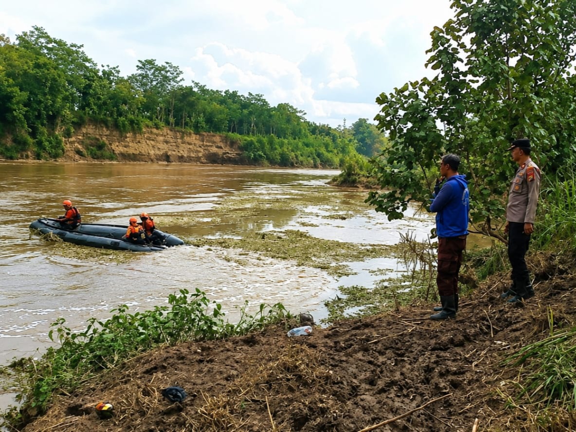 Proses pencarian terjadap korban Mustofa (45) yang terpeleset dan hanyut saat mencari ikan mabuk di Sungai Brantas.