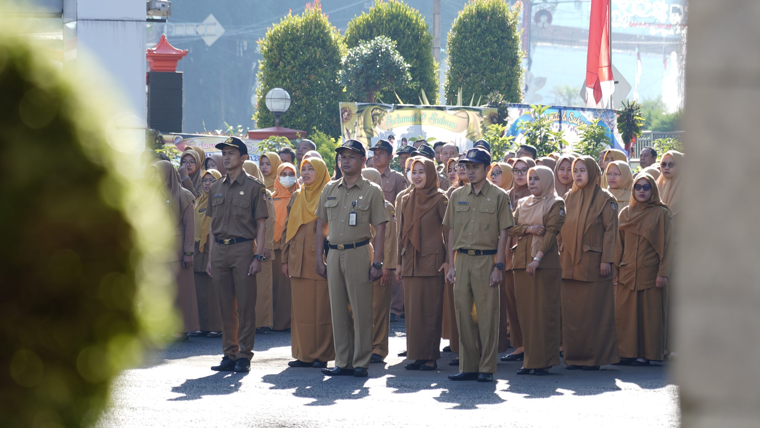 Para aparatur sipil negara di lingkup Pemkot Blitar ketika mengikuti apel pagi di halaman kantor wali kota.