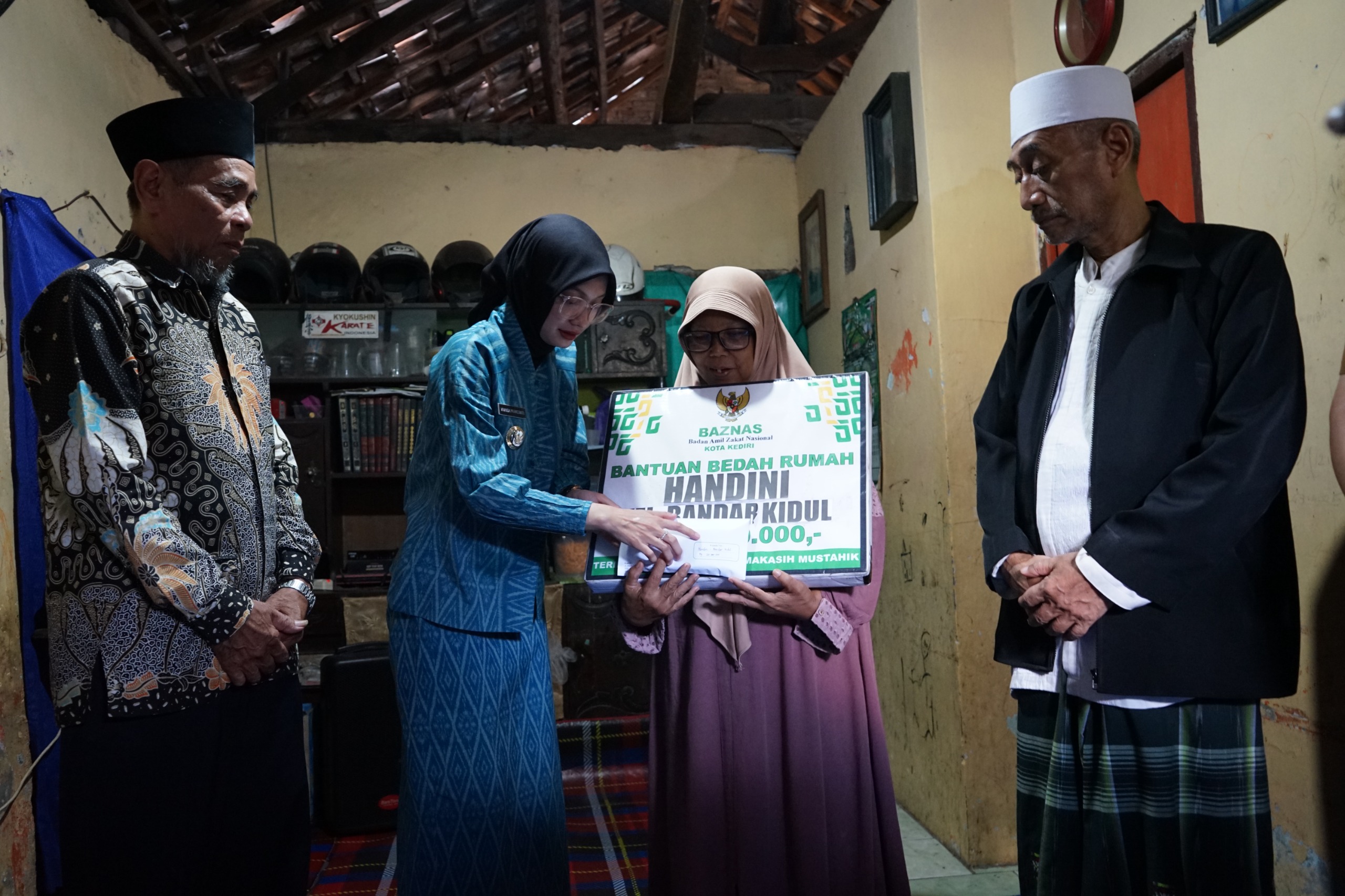 Wali Kota Kediri Vinanda Prameswati dan Baznas saat memberikan bantuan bedah rumah.(foto: istimewa)
