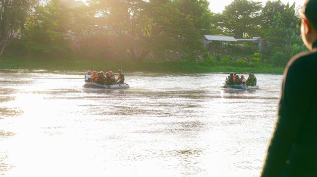 Pj Sekda Kota Kediri bersama Kalaksa BPBD Kota Kediri didampingi personel gabungan saat memantau “Pladu” di Sungai Brantas.