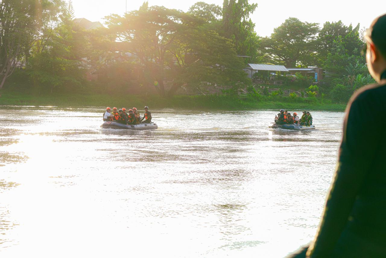 Pj Sekda Kota Kediri bersama Kalaksa BPBD Kota Kediri didampingi personel gabungan saat memantau “Pladu” di Sungai Brantas.