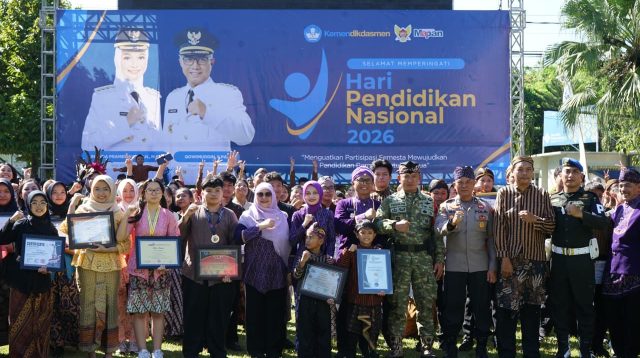 Wali Kota Kediri memimpin upacara di Halaman Balai Kota Kediri.