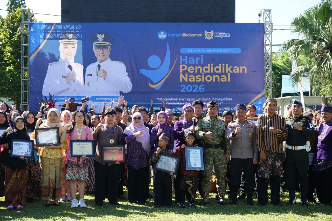 Wali Kota Kediri memimpin upacara di Halaman Balai Kota Kediri.