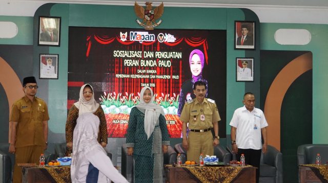Ketua TP PKK Kota Kediri, bersama Kepala Dinas Pendidikan Kota Kedirri beserta jajaran Bunda PAUD tingkat kota, kecamatan hingga kelurahan, Pokja Bunda PAUD, kepala sekolah TK Dharma Wanita se-Kota Kediri, serta kepala sekolah Kelompok Bermain (KB).