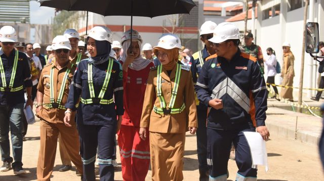 Wali Kota Kediri Vinanda Prameswati saat turun langsung meninjau pembangunan Sekolah Rakyat.