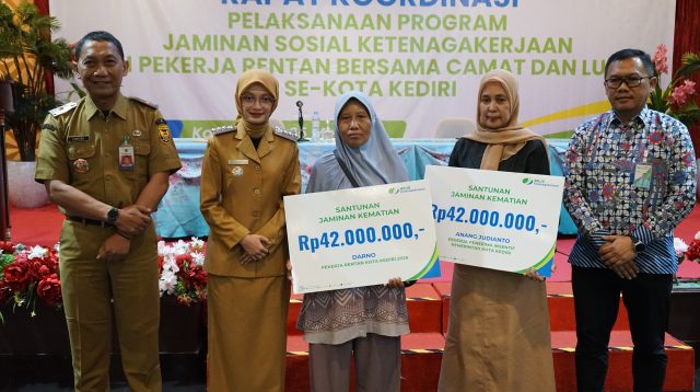 Walikota Kediri Vinanda Prameswati didampingi Kepala Dinas Koperasi Eko Lukmono saat kegiatan Rapat Koordinasi Pelaksanaan Program Jaminan Sosial Ketenagakerjaan Bagi Pekerja Rentan.