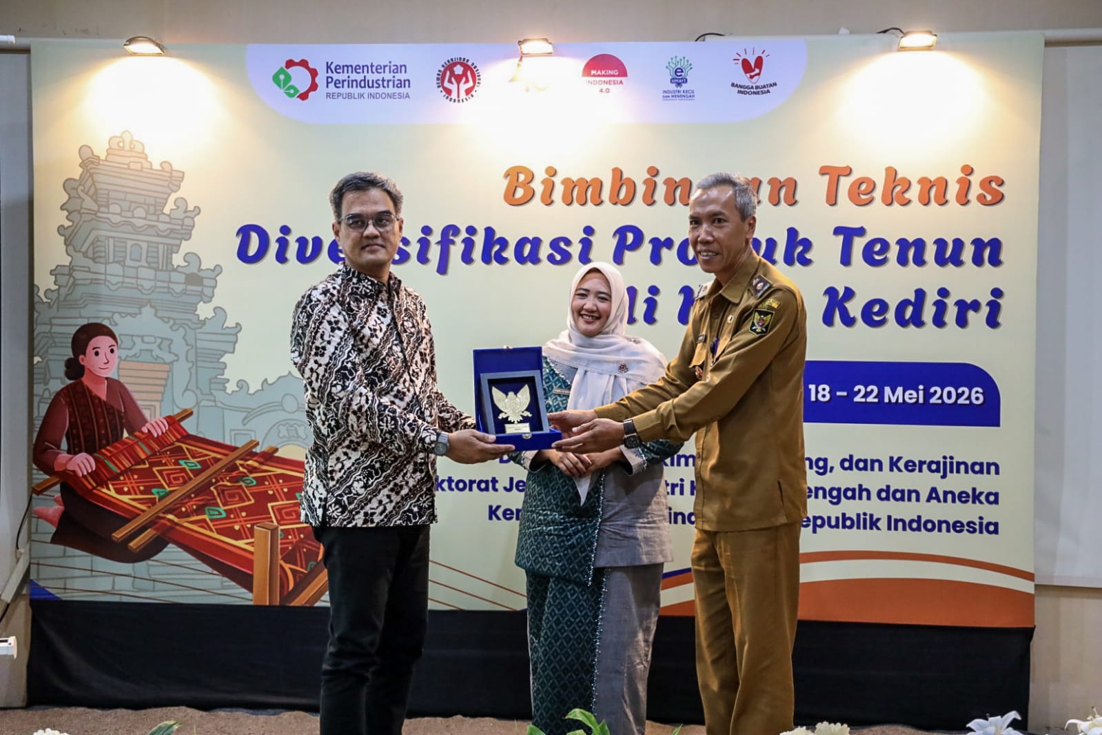 Bimtek Diversifikasi Produk Tenun Ikat.