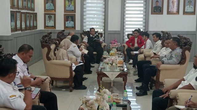 Gerakan Mahasiswa Nasional Indonesia (GMNI) Kabupaten Jombang saat melakukan audiensi dengan Pemerintah Kabupaten (Pemkab) Jombang.